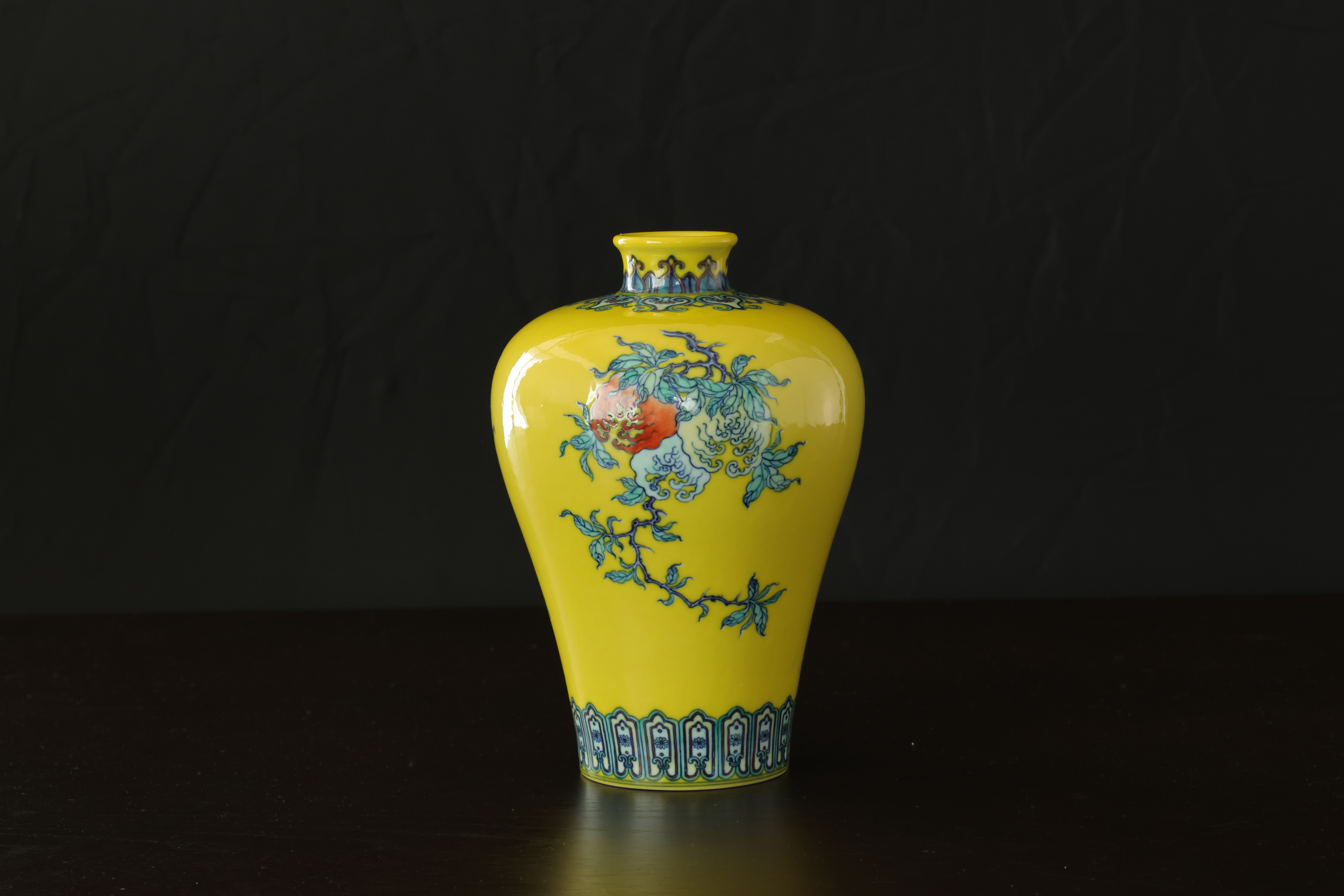 清雍正黄地斗彩三多纹梅瓶- 博物馆- NCollector