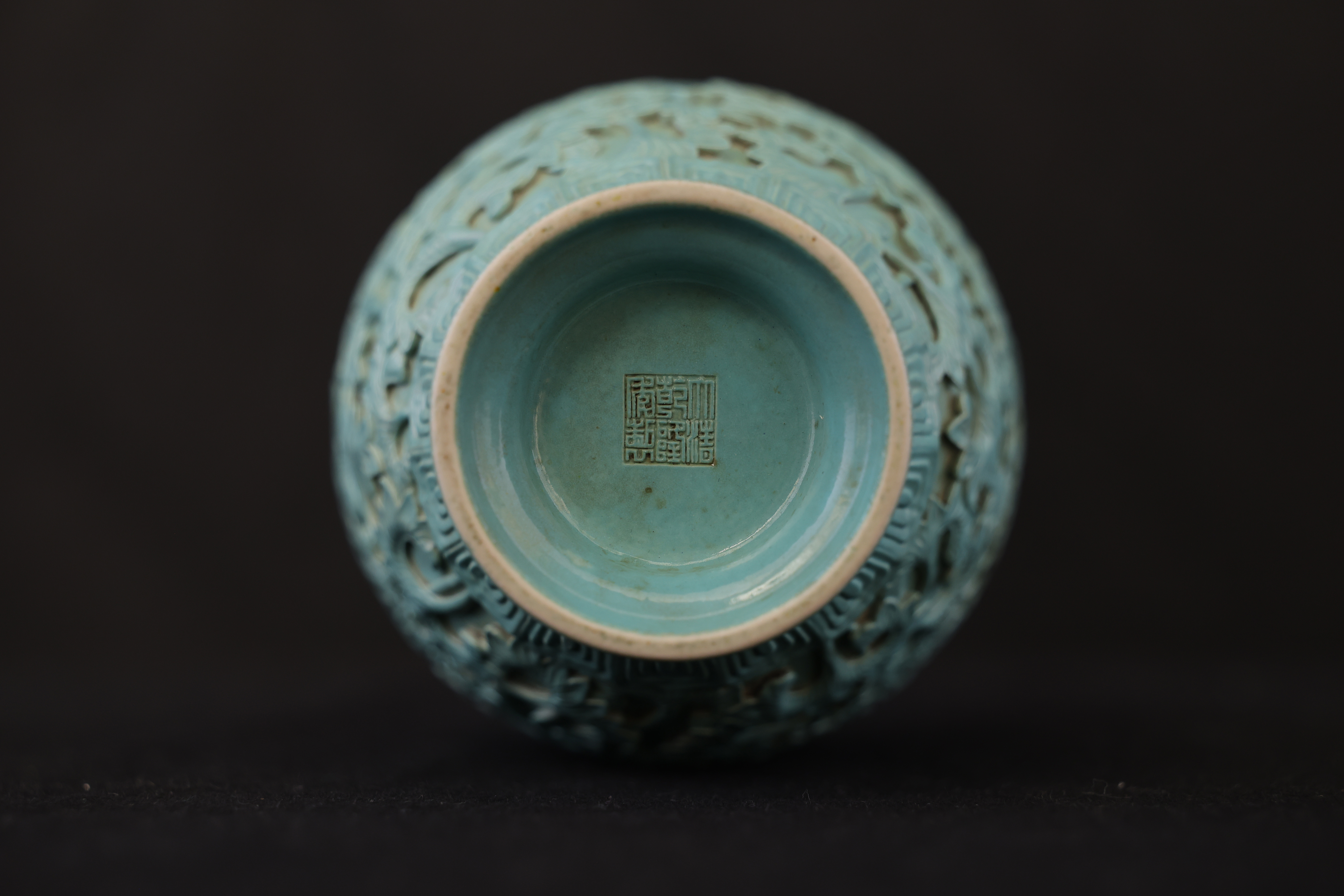 清乾隆松石綠釉剔刻花卉紋長頸瓶- 博物館- NCollector