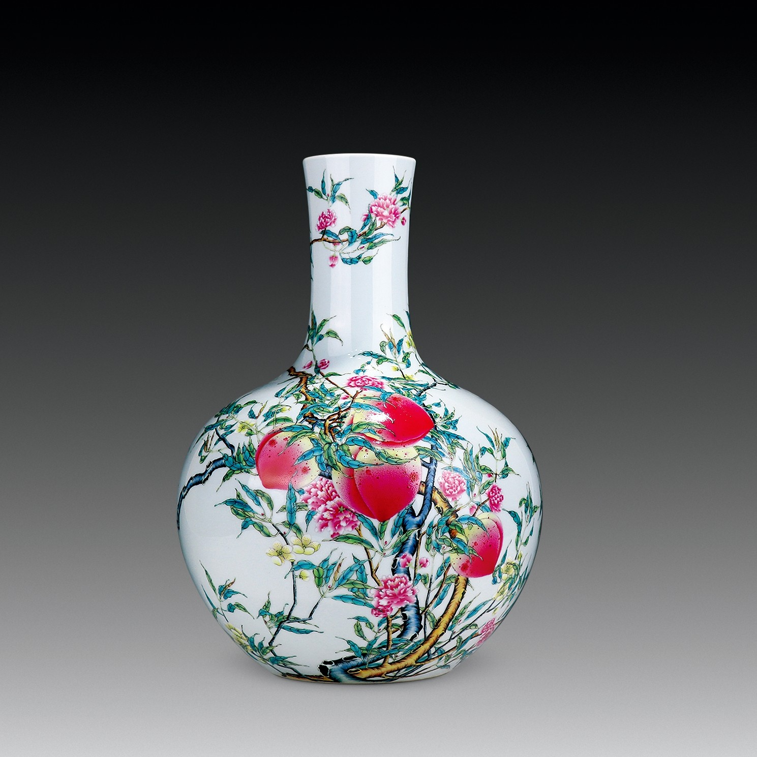 清乾隆粉彩九桃紋天球瓶