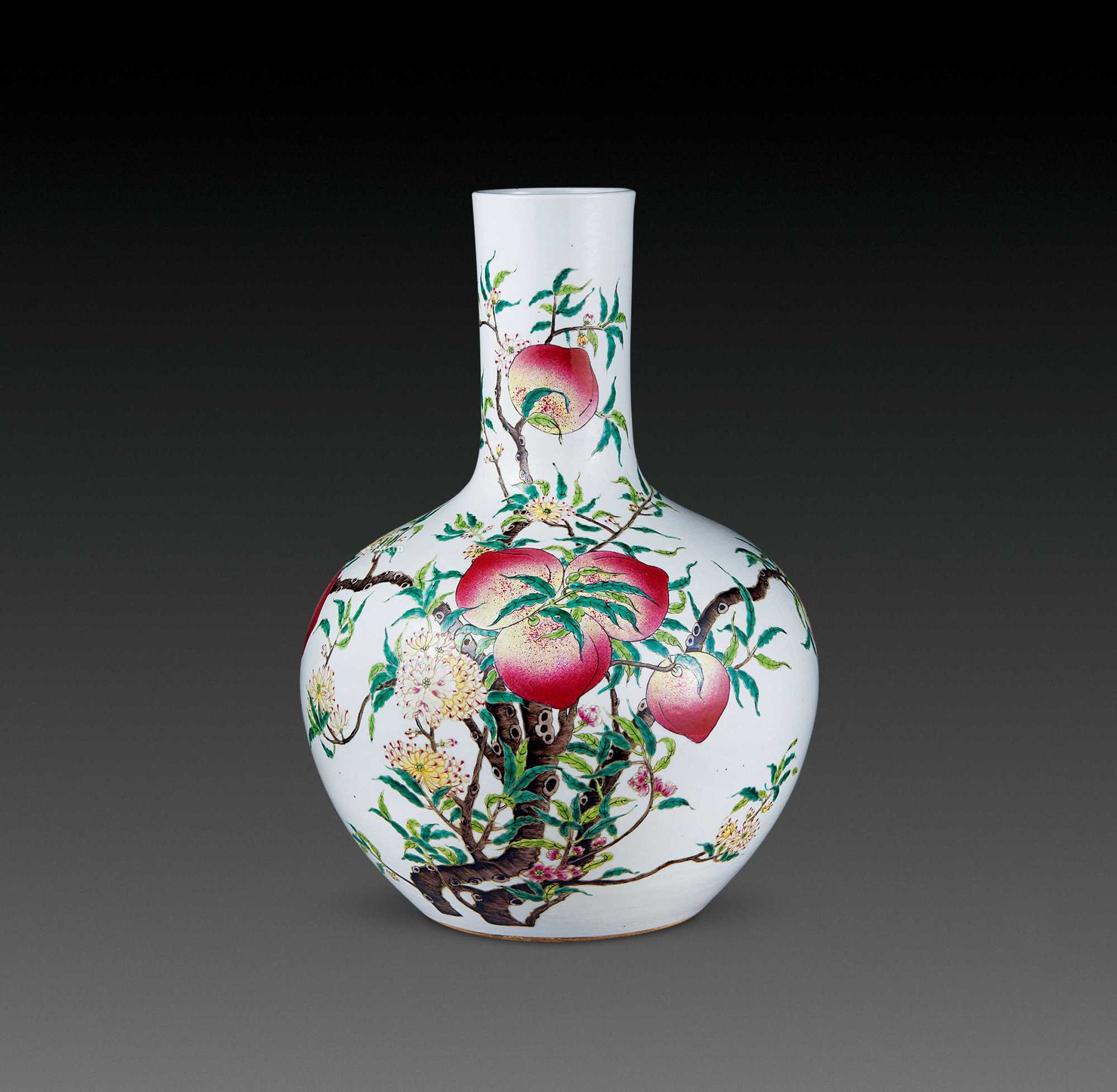 清乾隆粉彩九桃纹天球瓶