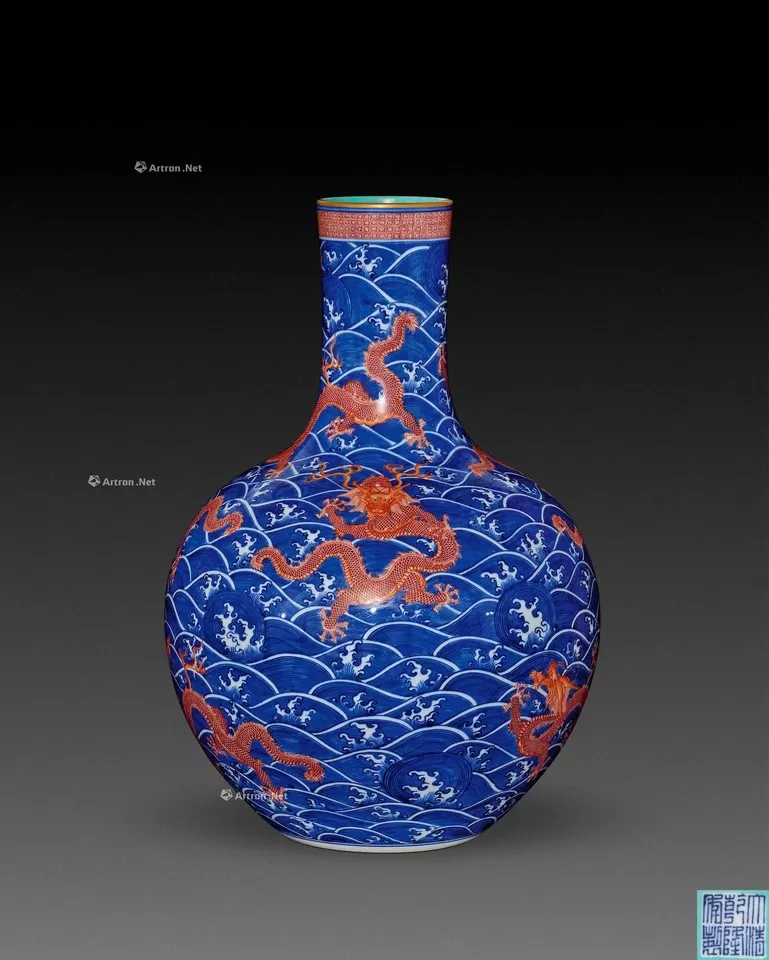 清乾隆粉彩九桃紋天球瓶