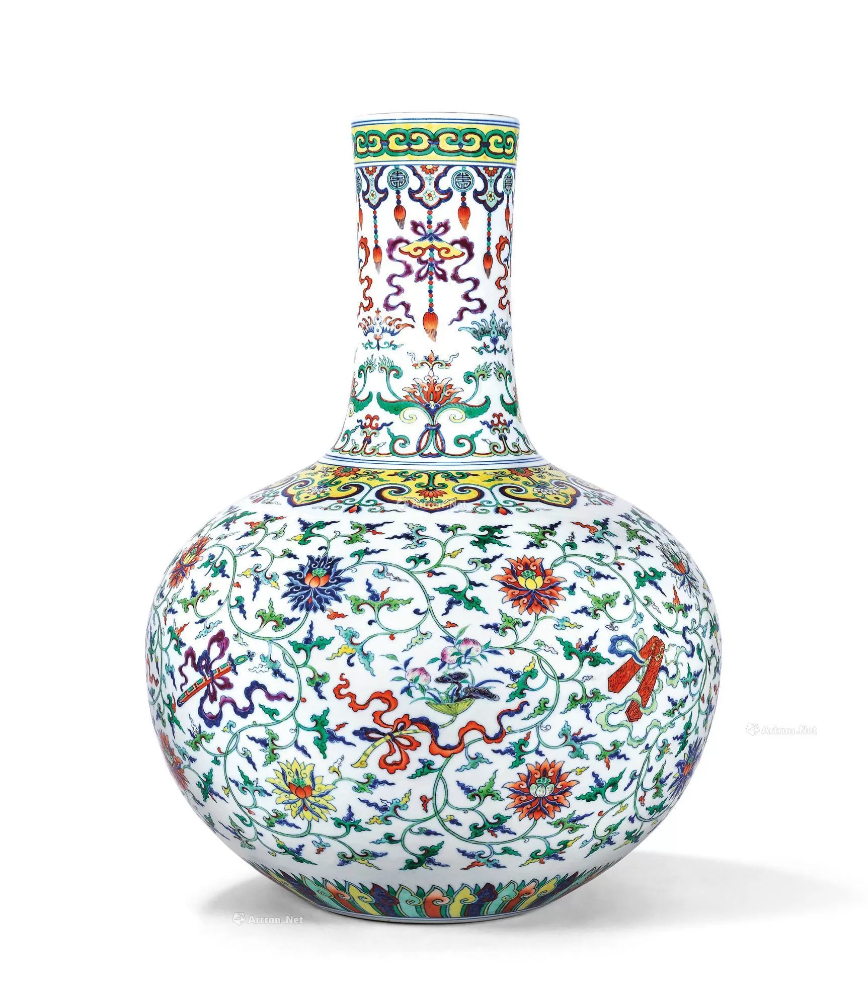 清乾隆粉彩九桃紋天球瓶