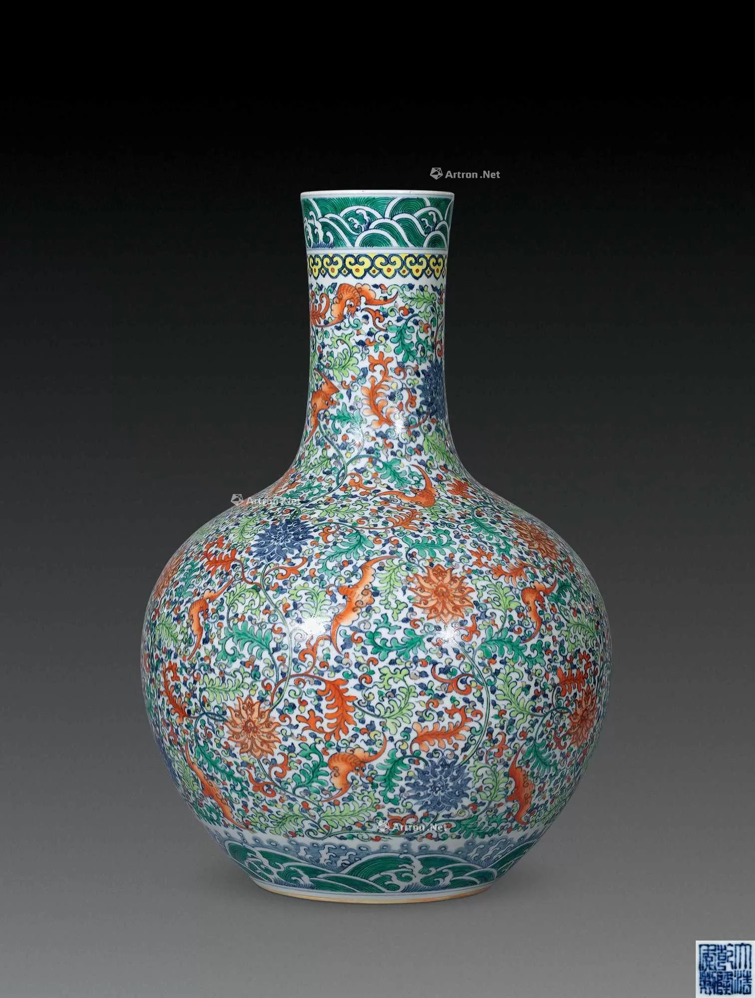 清乾隆粉彩九桃紋天球瓶